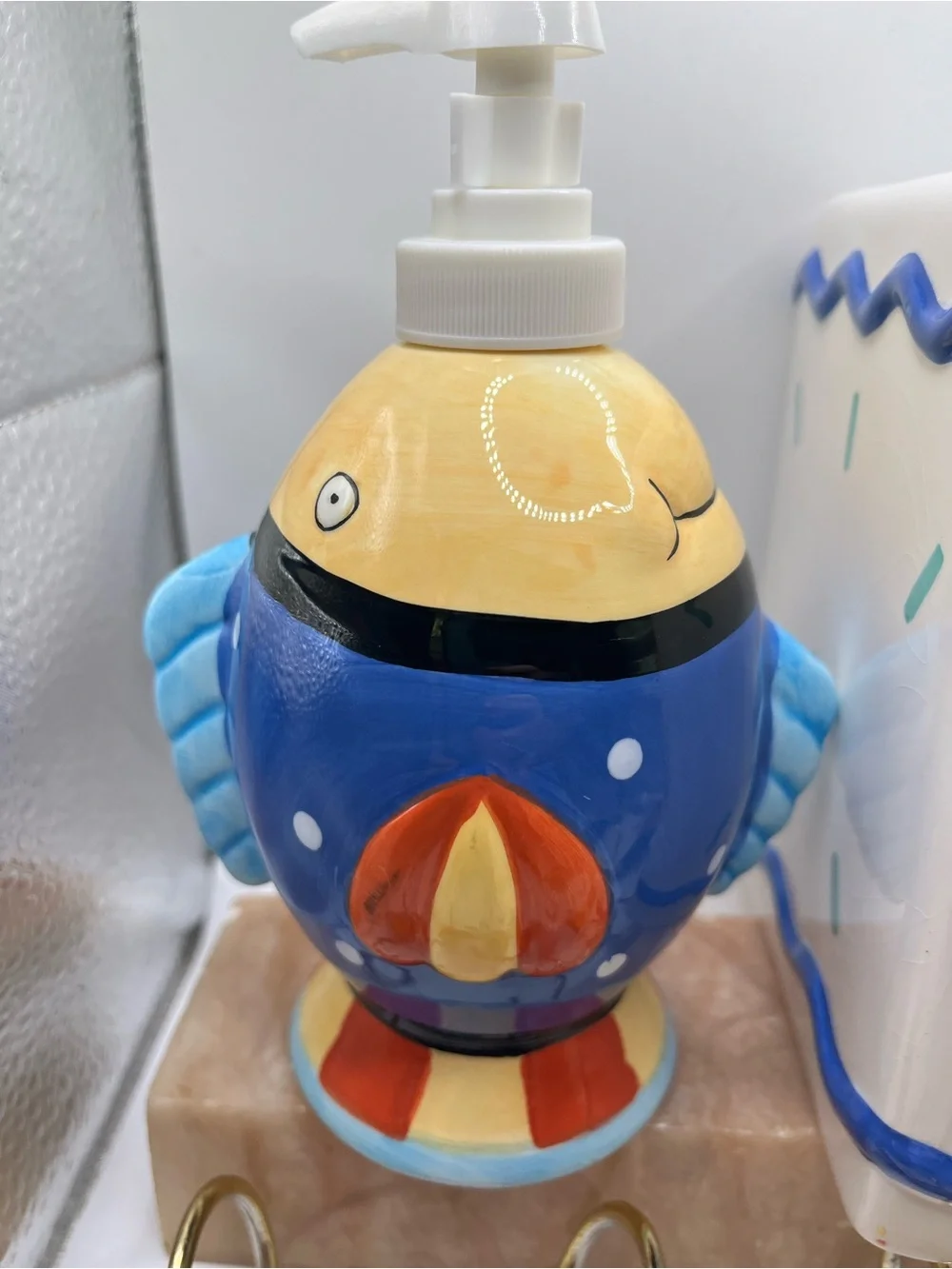 Coco Dowley Bacova Guild Ceramic Colorful Fish Tissue Cover Soap Dispenser Hooks